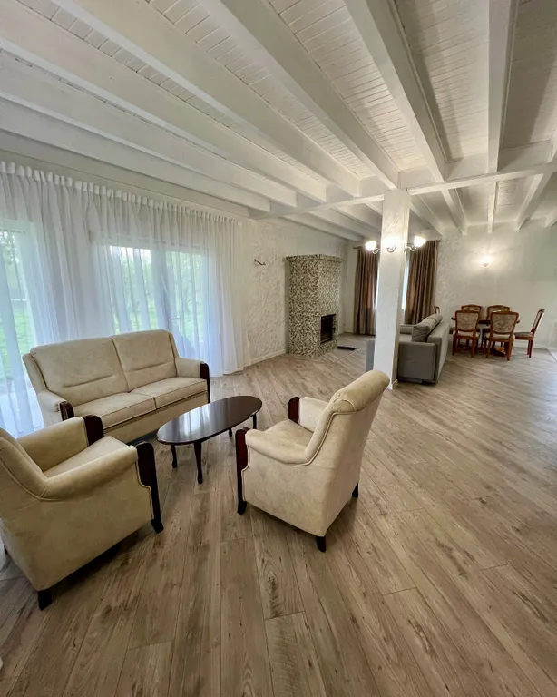 Живописная усадьба в лесу у озера