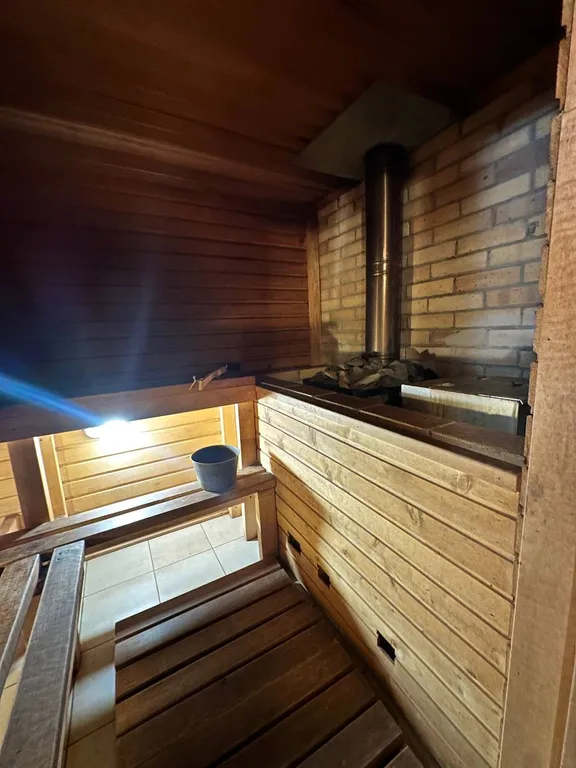 Уютный дом на берегу реки