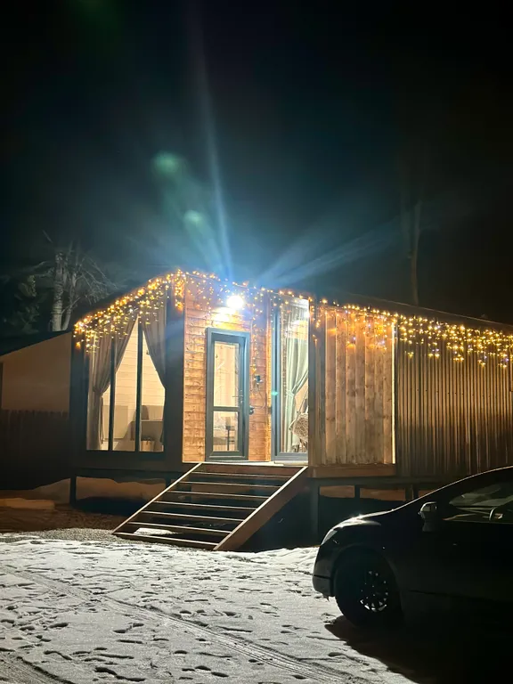 Коттедж Коттедж Уютный барнхаус с большими панорамными окнами — Архыз