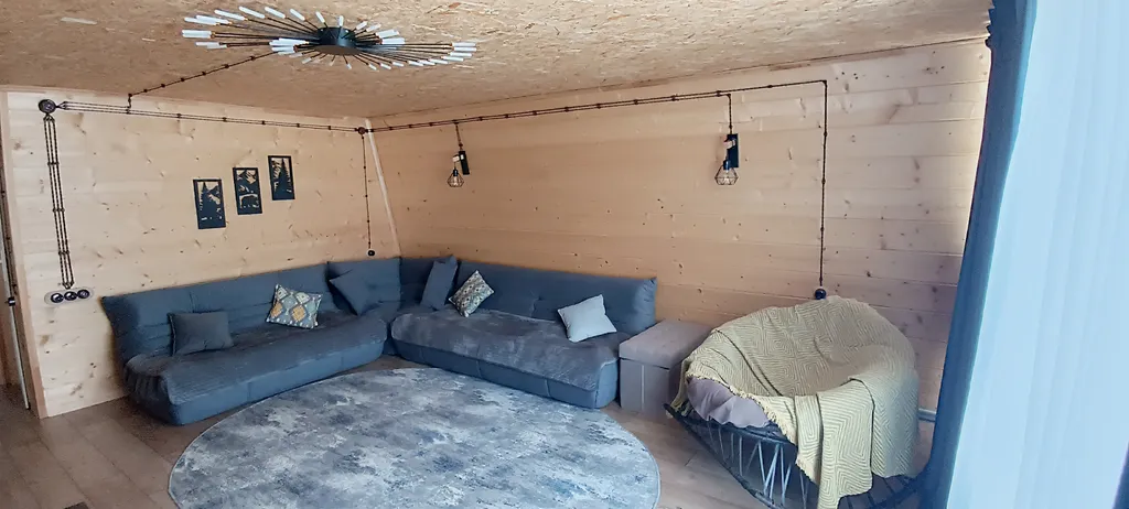 Таунхаус у озера с видом на горы