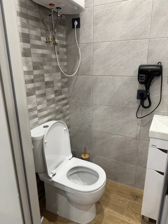 Уютный домик у реки для семейного отдыха