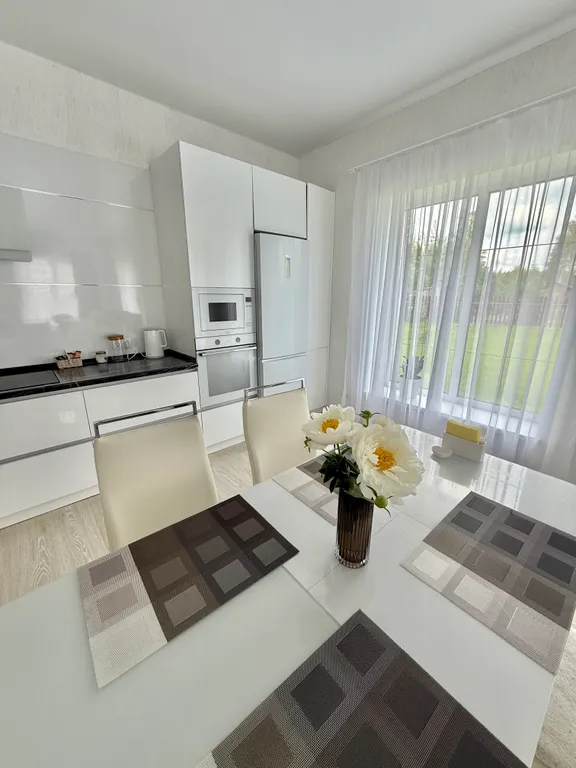 Дом на берегу реки с баней