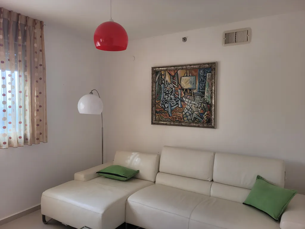 Комната в квартире на берегу моря, центр города, вид из окна.