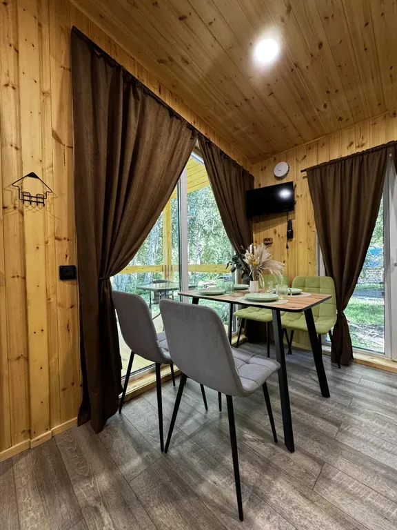 Дом в лесу с панорамными окнами