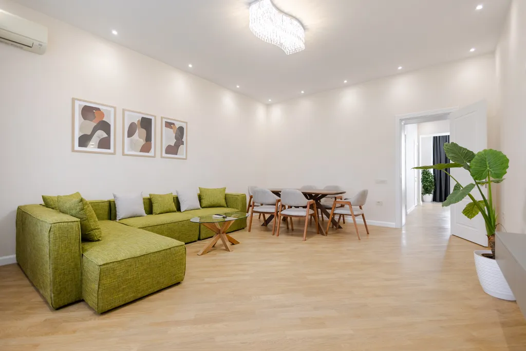 Современная квартира с двумя спальнями и новым ремонтом в центре