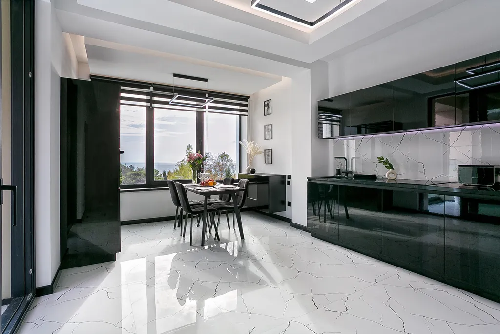 Стильная квартира "Черное&Белое" с видом на море