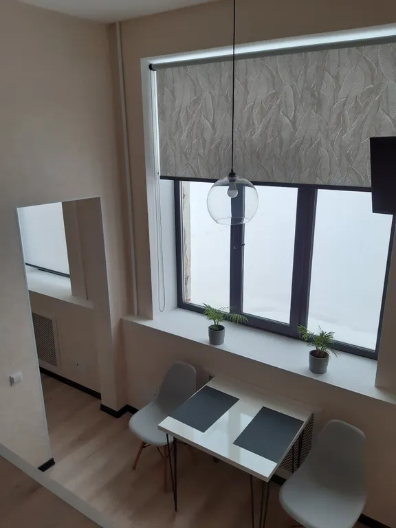 Стильная квартира-студия с большими окнами