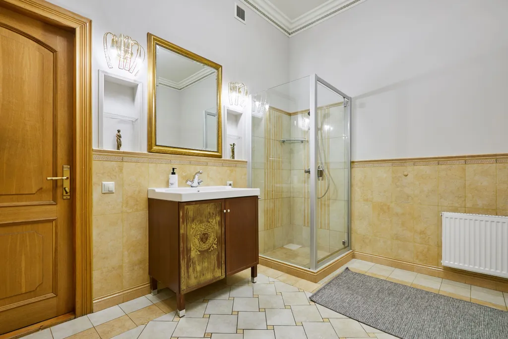 3 спальни, балкон, красивый дом