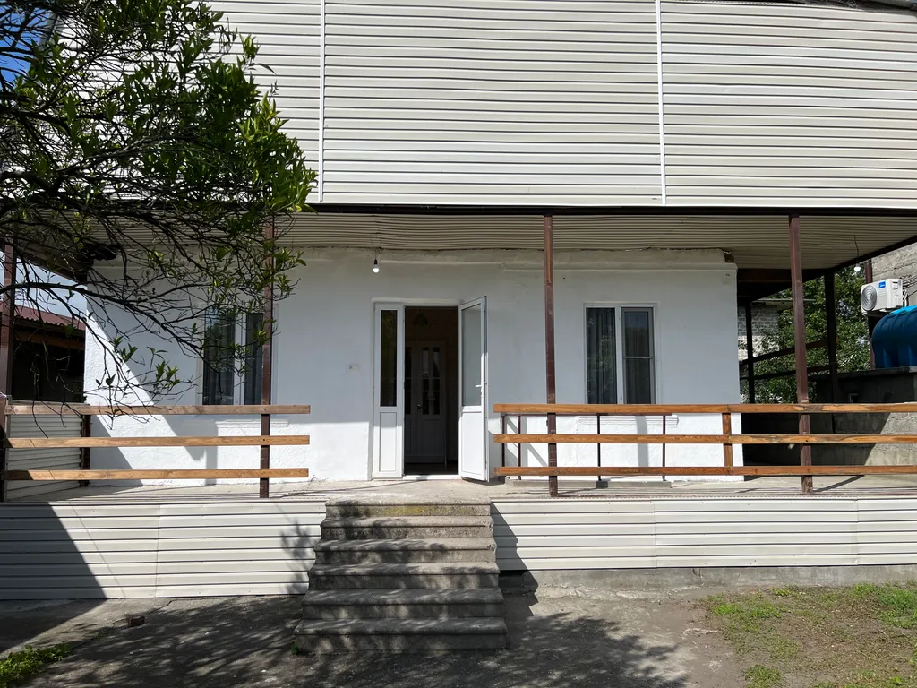 Небольшой домик рядом с морем