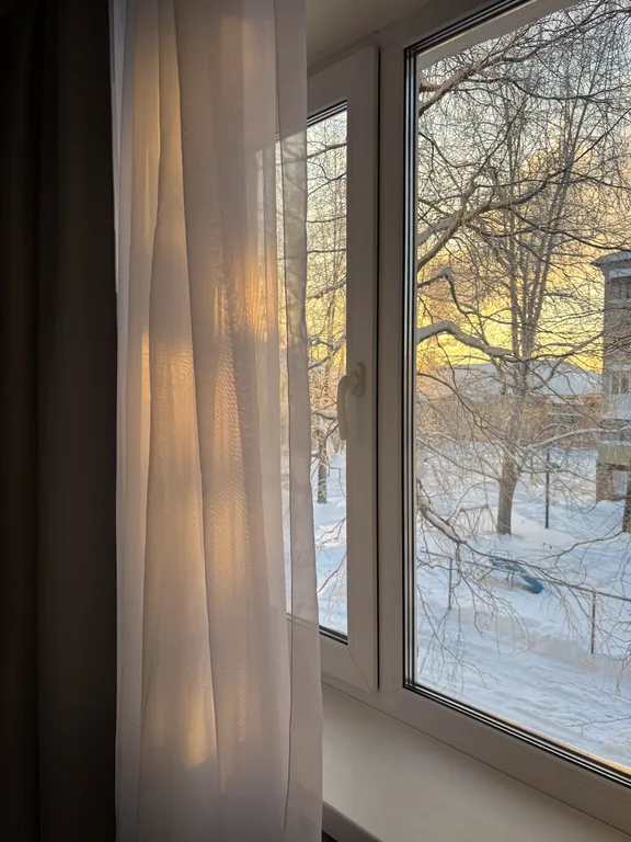 Просторная еврoдвушкa с светлой куxнeй-гocтинoй