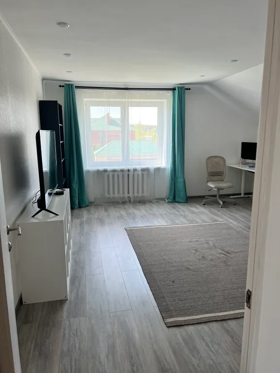 Большой коттедж с камином на просторном участке по Новой Риге