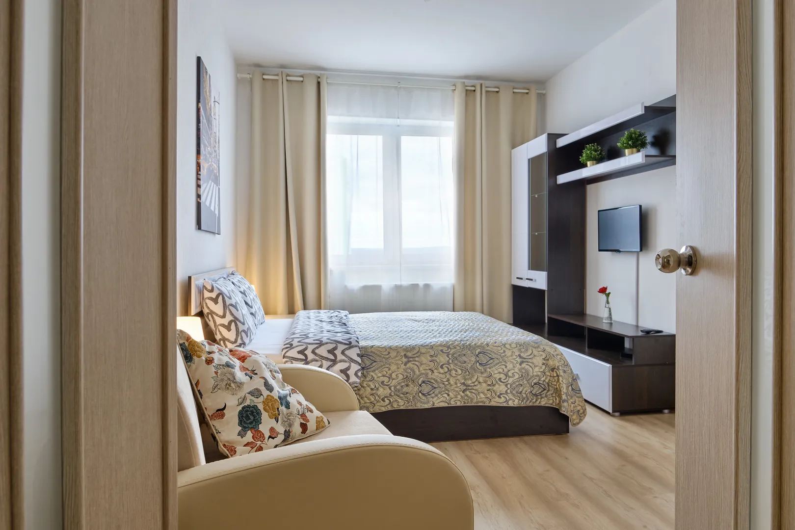 Большая двух спальная кровать 160 см, с удобным матрасом и чистейшим, ароматным постельным бельем.