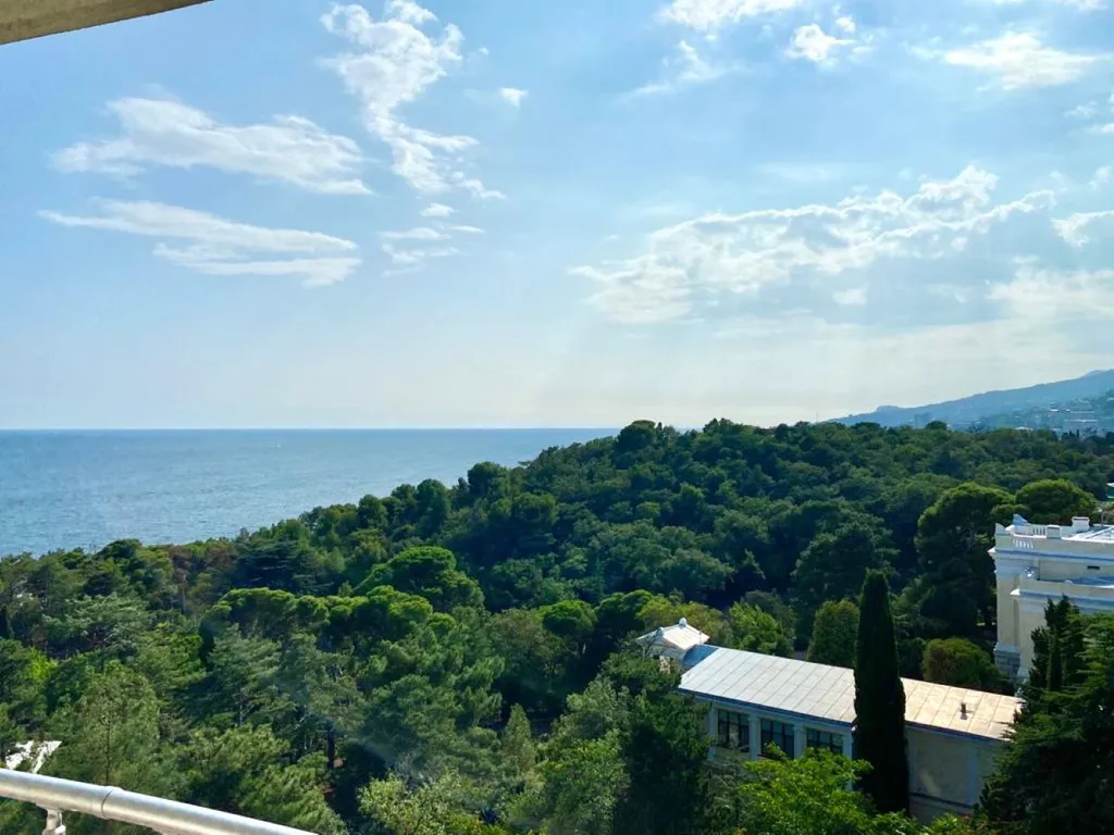 Квартира-студия с видом на море, парк Чаир и гору Ай-Петри