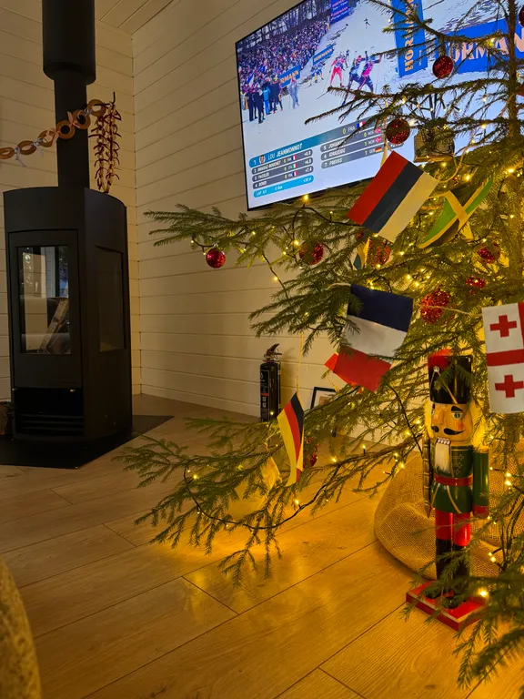 Дом в лесу рядом с озером