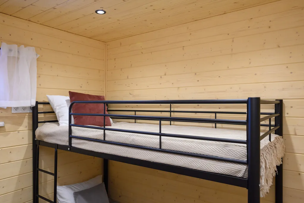 Дом с камином, баней и чаном в лесу у озера