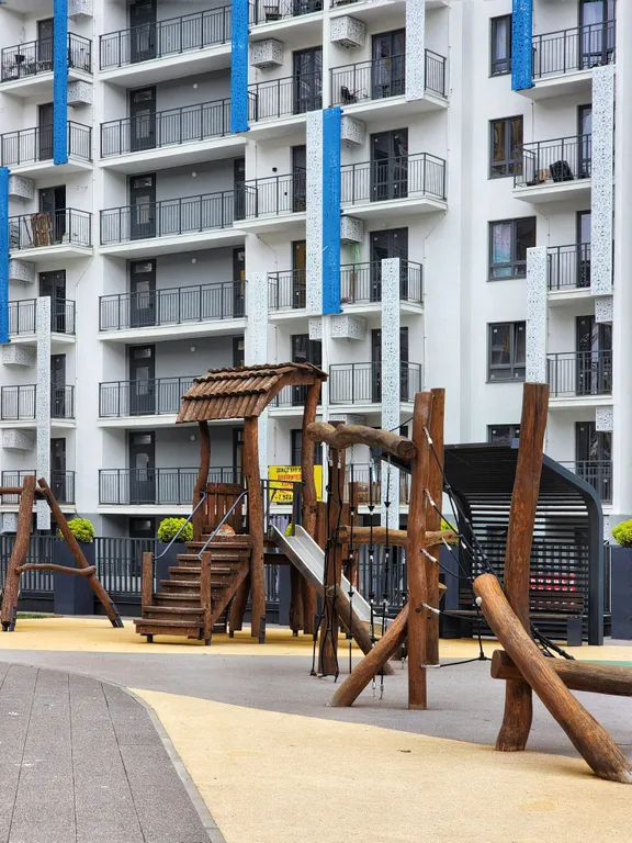 Просторная студия для четырёх человек