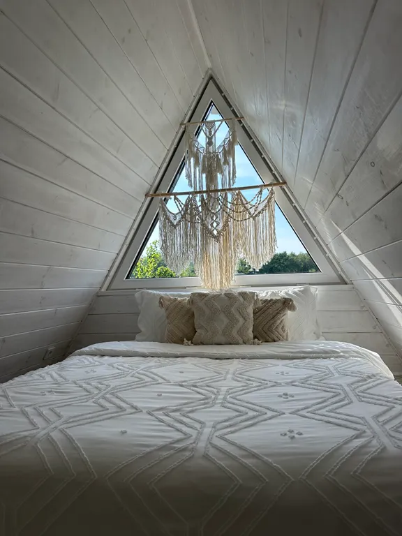 Шикарный треугольный дом А-фрейм с панорамными окнами