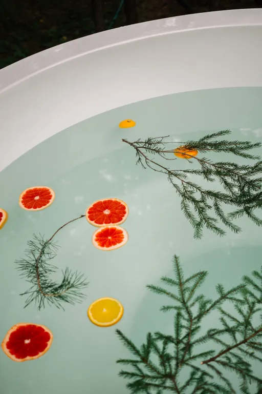 Уютный треугольный дом в окружении леса