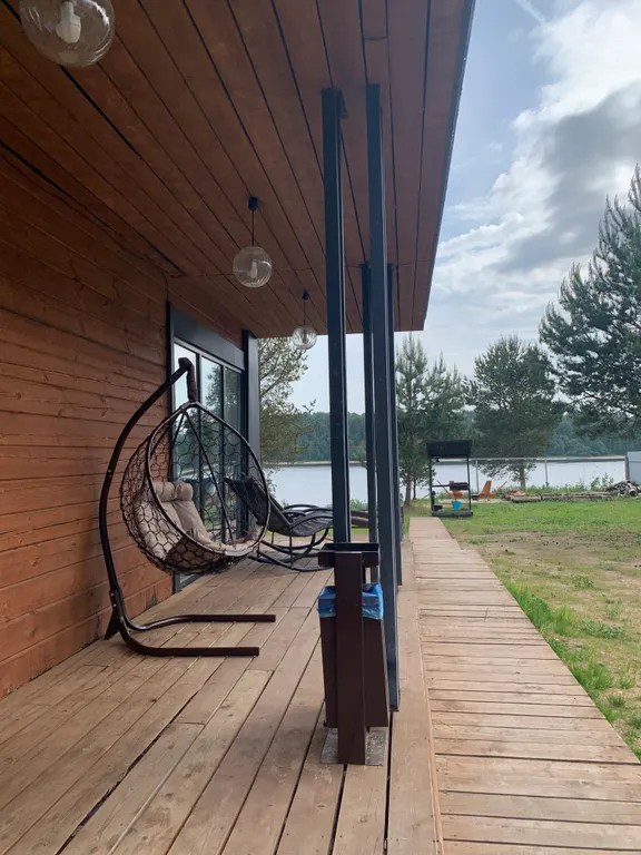 Уютный дом на самом берегу реки