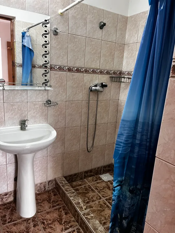 Домик у подножья Генуэзской крепости