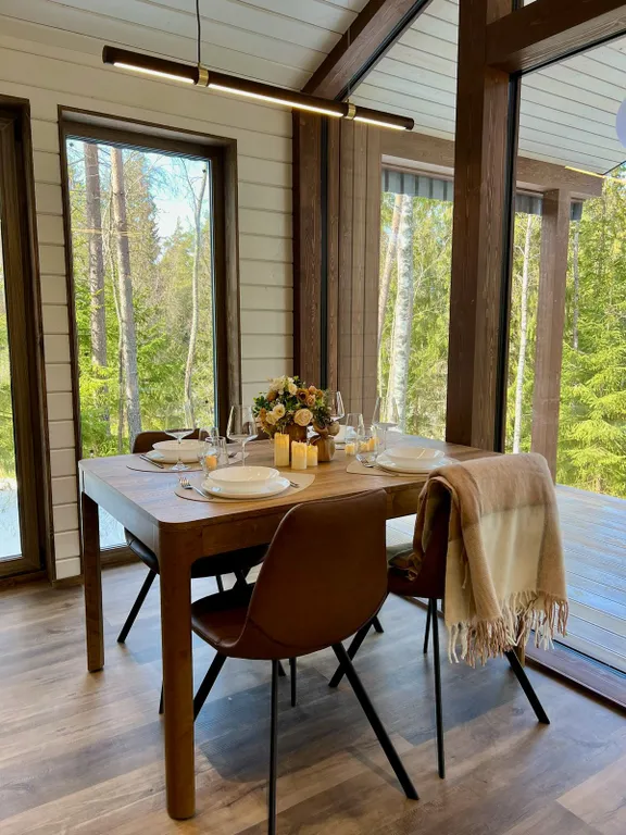 Дом Аура Леса на склоне с большой террасой и видом на лес и реку