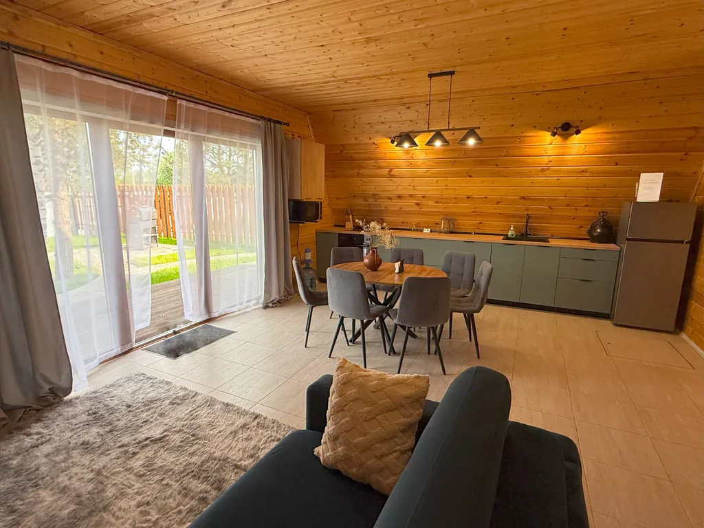 А-фрейм шалаш у леса