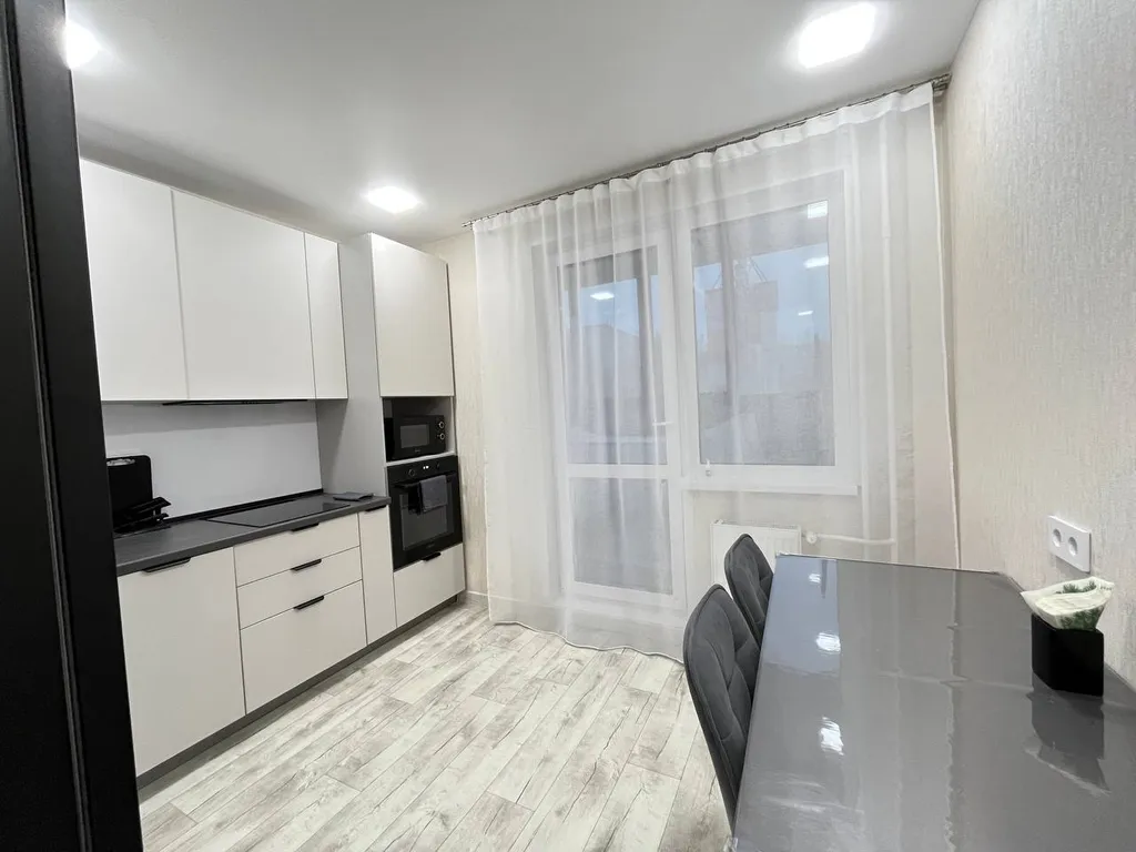 Теплая светлая квартира для 4 гостей в современном ЖК