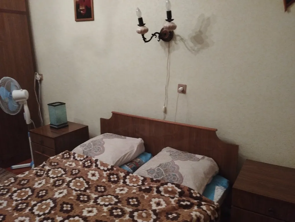 Светлая комната с видом на осенний сад