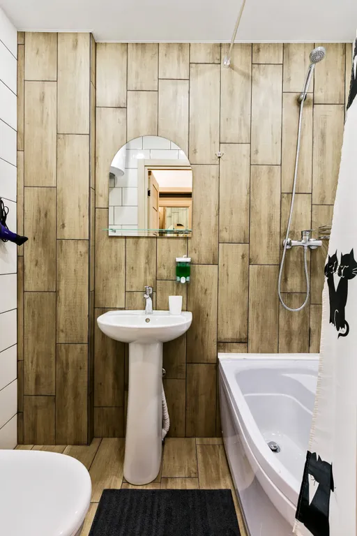 Современная студия с видом на городские огни