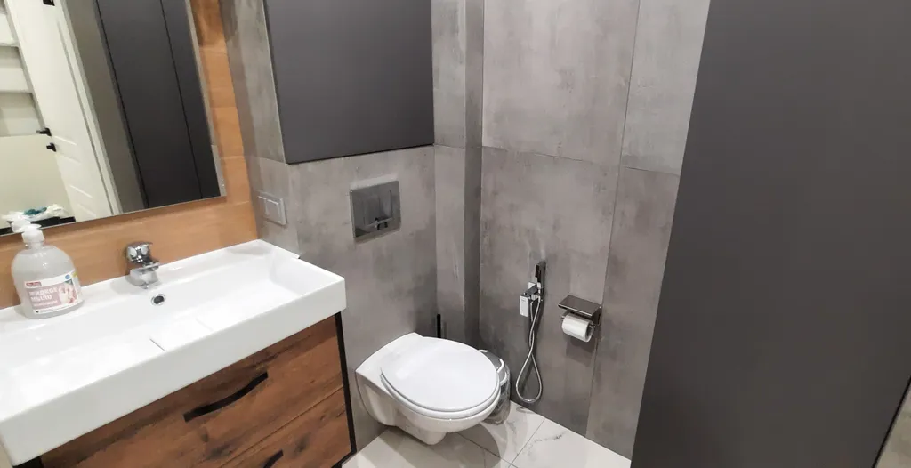 Смотровая квартира с панорамным видом на город с диваном и кроватью