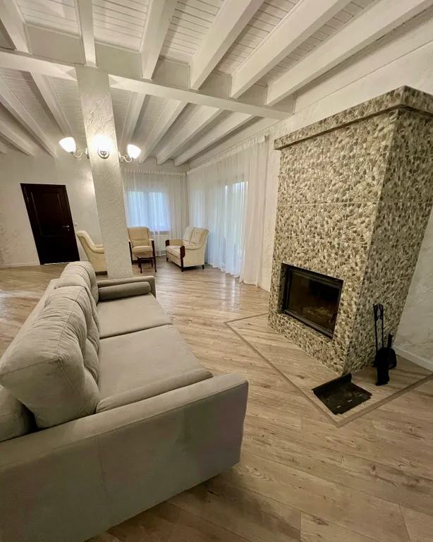 Живописная усадьба в лесу у озера