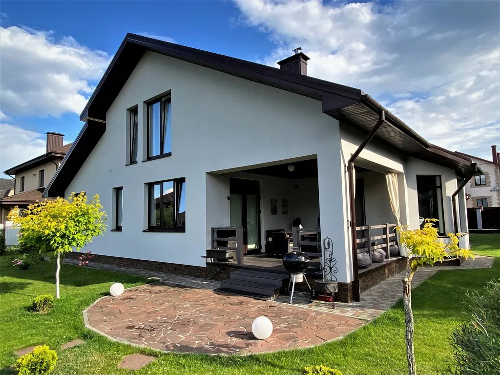 Современный коттедж в 12 км от Минска с плавательным озером, баней