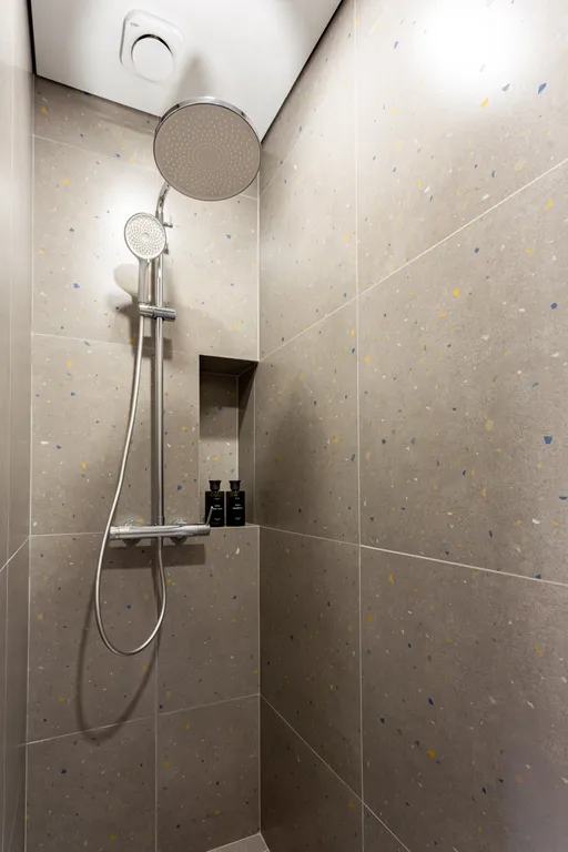 Просторная студия с дизайнерским ремонтом