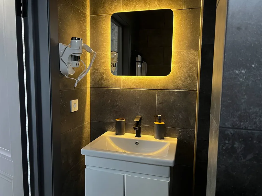 Уютный дом среди гор и леса