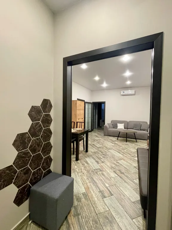 Большая квартира напротив подъемника