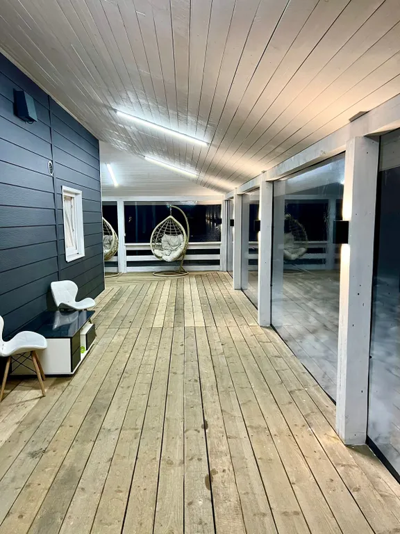 Дом и баня у реки