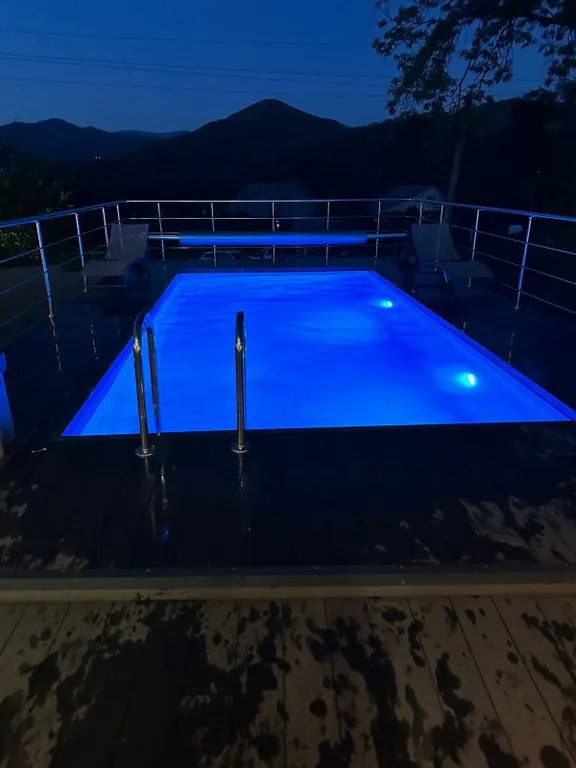 Уютный дом с теплым бассейном, дровяной баней и сибирским чаном