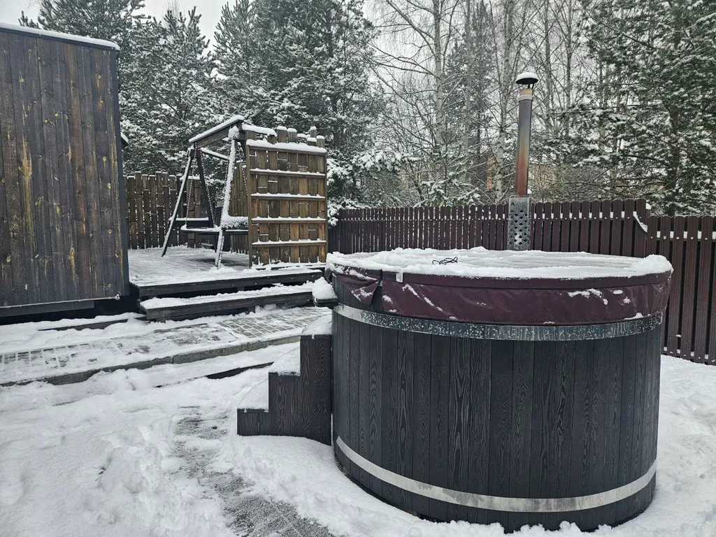 Уютный дом с огромными окнами и невероятным видом на лес