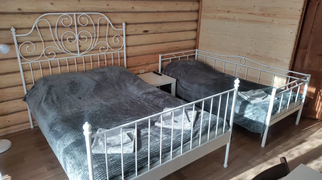 Уютный домик у озера с балконом