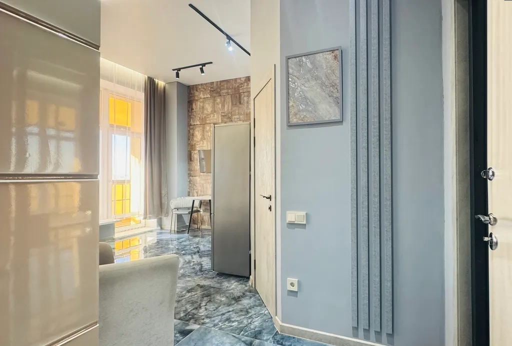 Студия скай класса в стиле модерн с панорамным видом на город