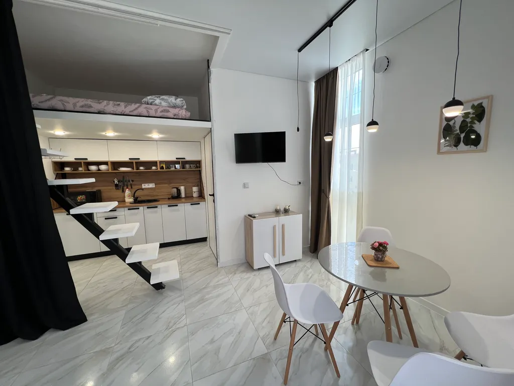 Тихая студия с видом на горы в далеко от суеты