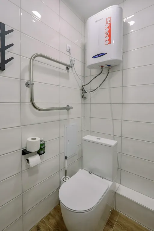 Очaровaтельнaя cтудия с уютными качелями на бaлконe