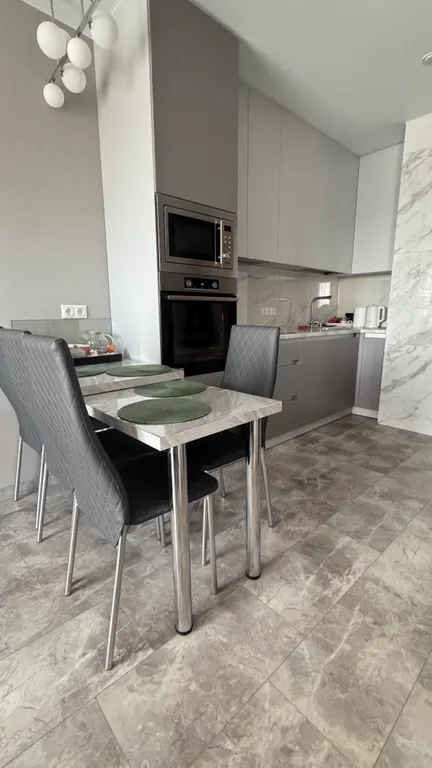 Уютная видовая современная квартира