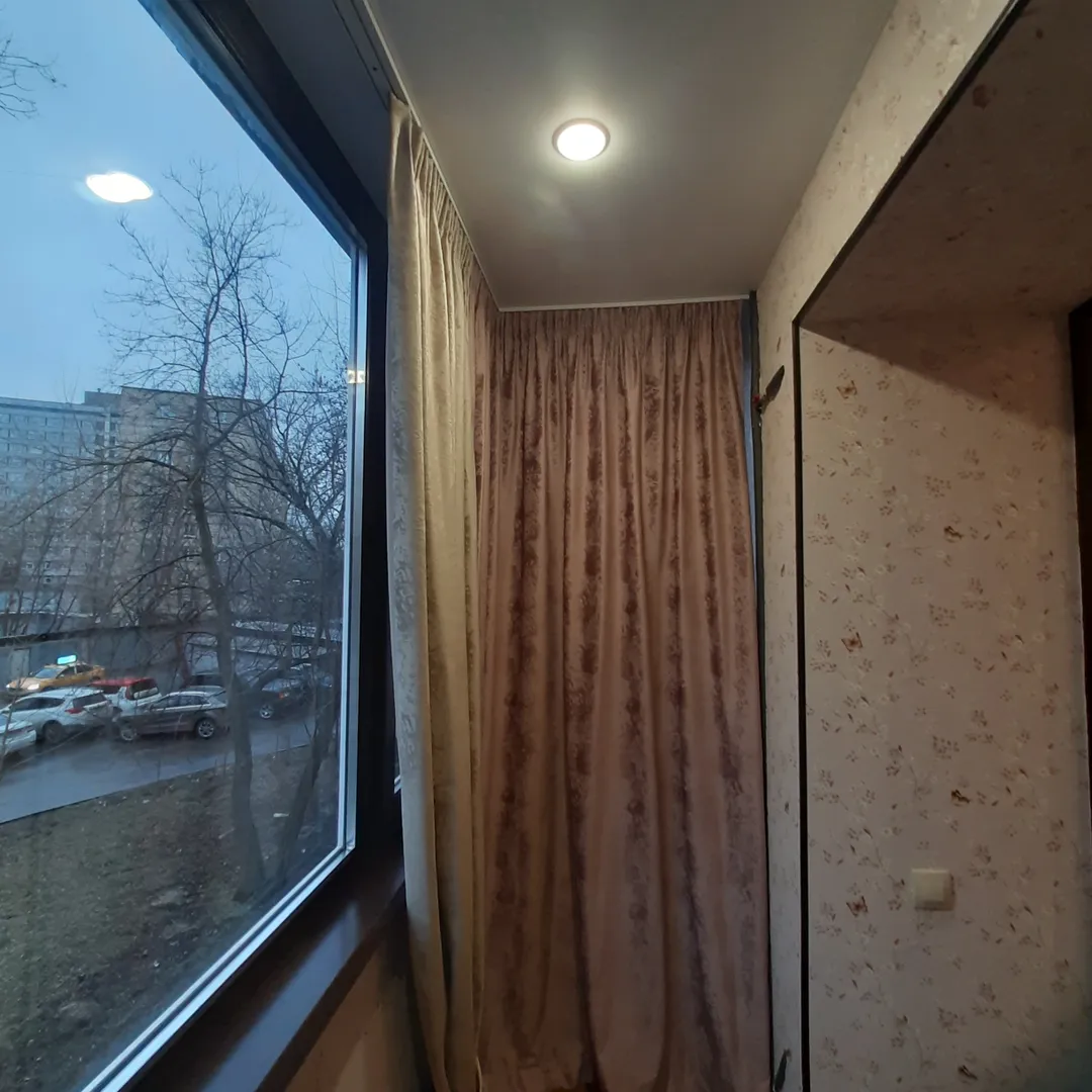 Уютный балкончик со шторами Блэк Аут