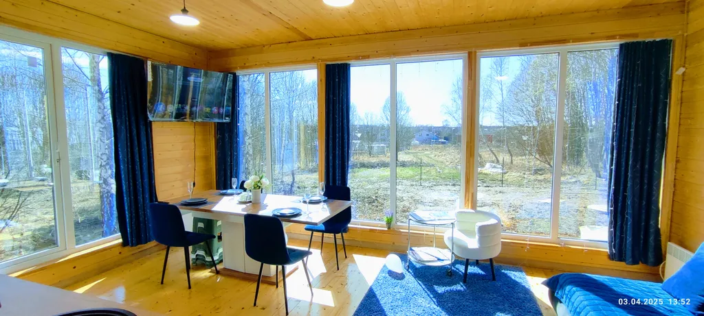 Дом с купольной беседкой на природе