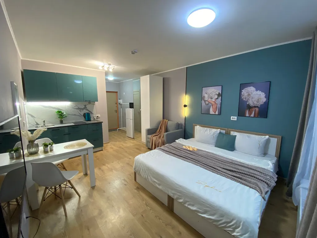 Студия с видом на город