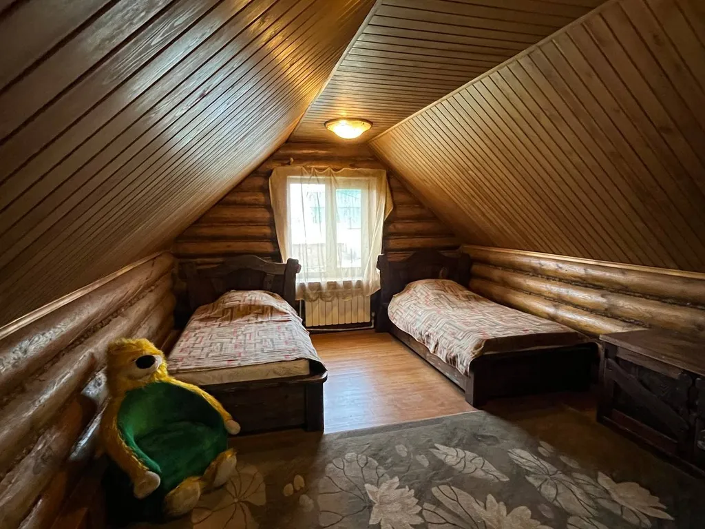 Коттедж и деревянная баня с большой комнатой отдыха