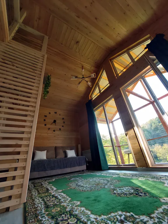 Уютный дом возле томской писаницы