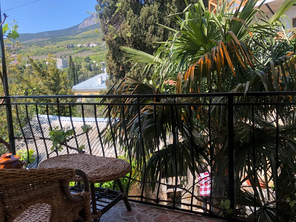 Двухэтажный дом с шикарным уютным двором в самом центре