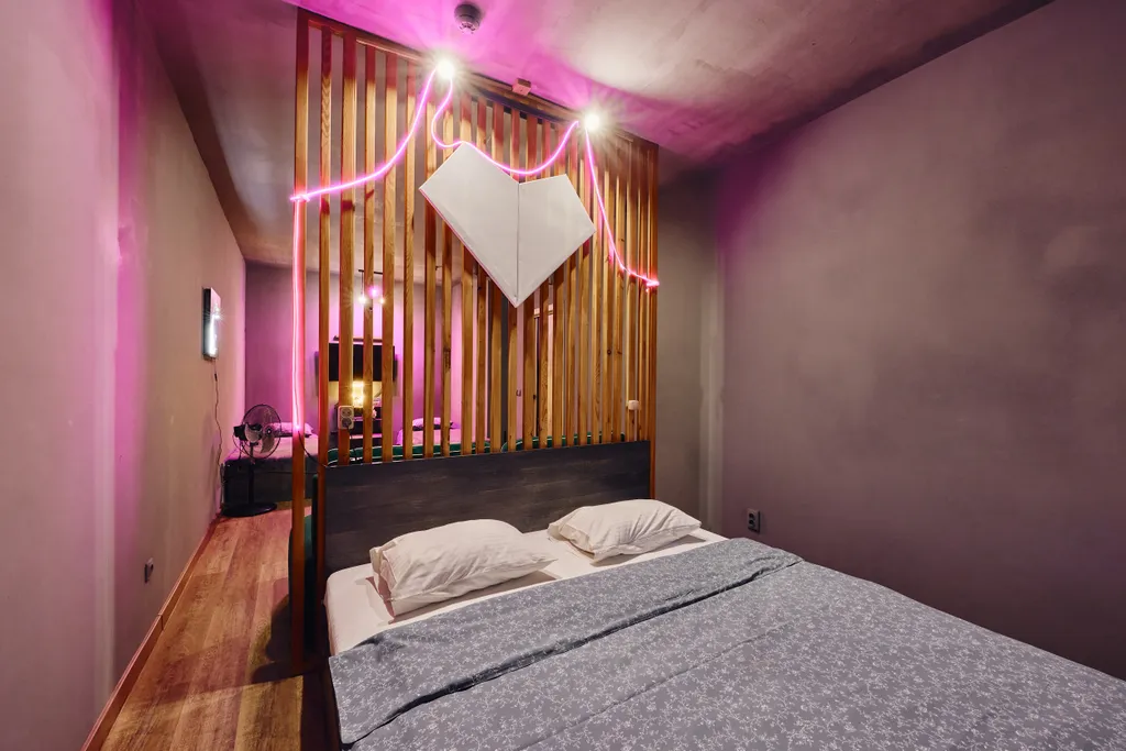 9-местные апартаменты с РSP4/3 c игpами, неонoвой подcветкой